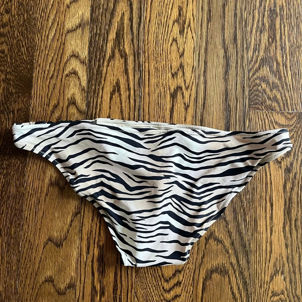 SKIMS SWIM LOGO HARDWARE BIKINI BOTTOM IN CHAMPAGNE TIGER PRINT M